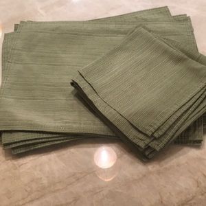 8 Macy’s olive green placemats & matching napkins